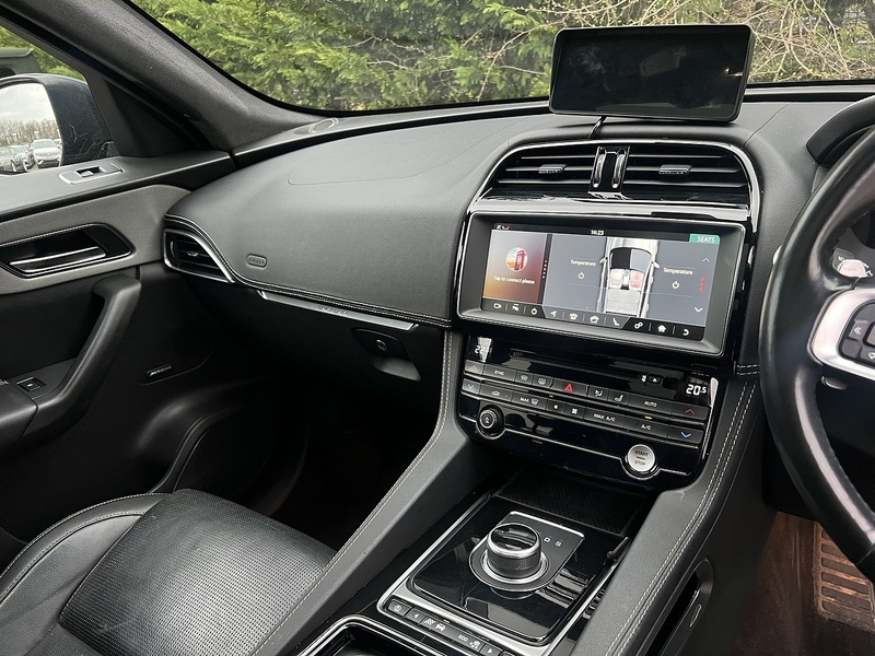 Jaguar F-PACE D180 Chequered Flag - U11870