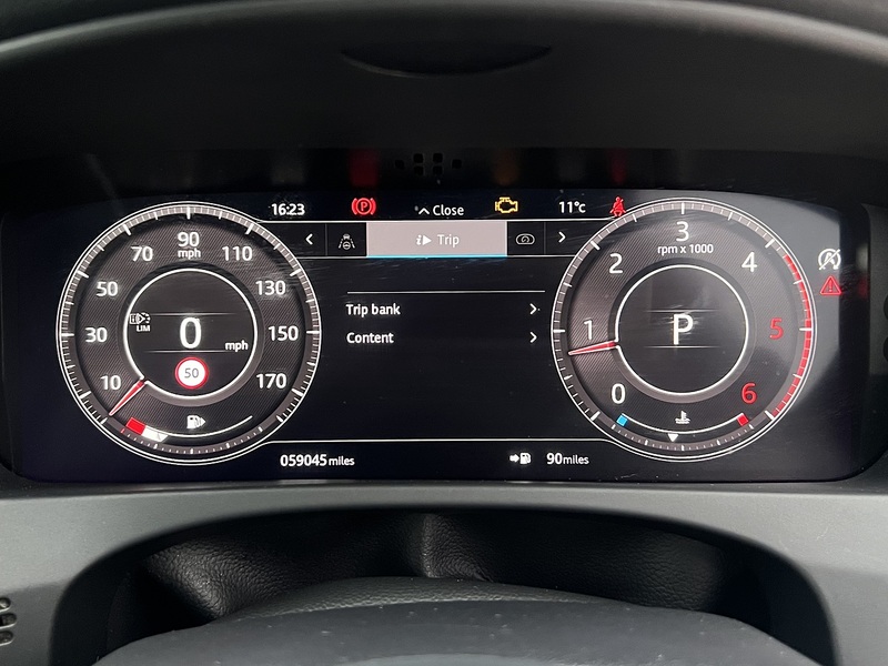 Jaguar F-PACE D180 Chequered Flag - U11870