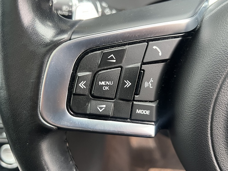 Jaguar F-PACE D180 Chequered Flag - U11870