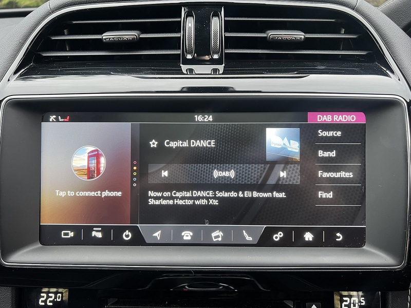 Jaguar F-PACE D180 Chequered Flag - U11870