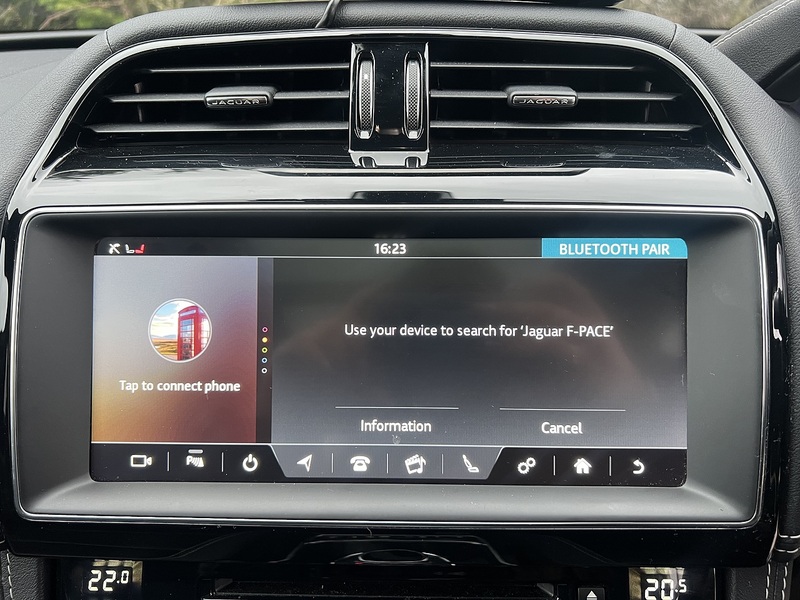 Jaguar F-PACE D180 Chequered Flag - U11870