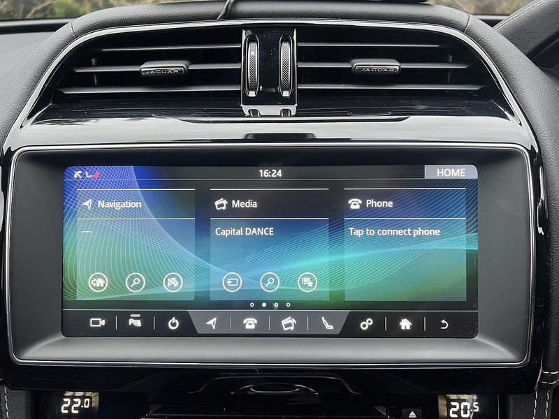 Jaguar F-PACE D180 Chequered Flag - U11870