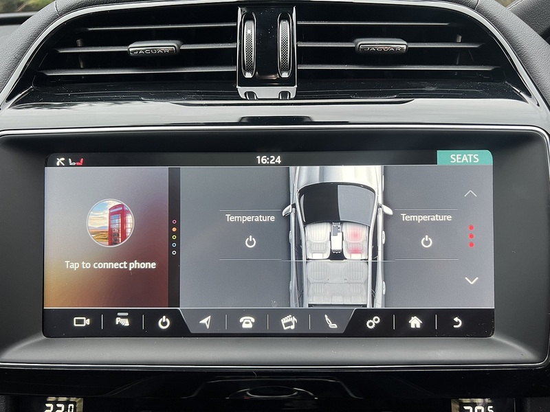 Jaguar F-PACE D180 Chequered Flag - U11870