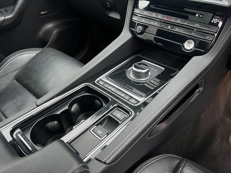 Jaguar F-PACE D180 Chequered Flag - U11870