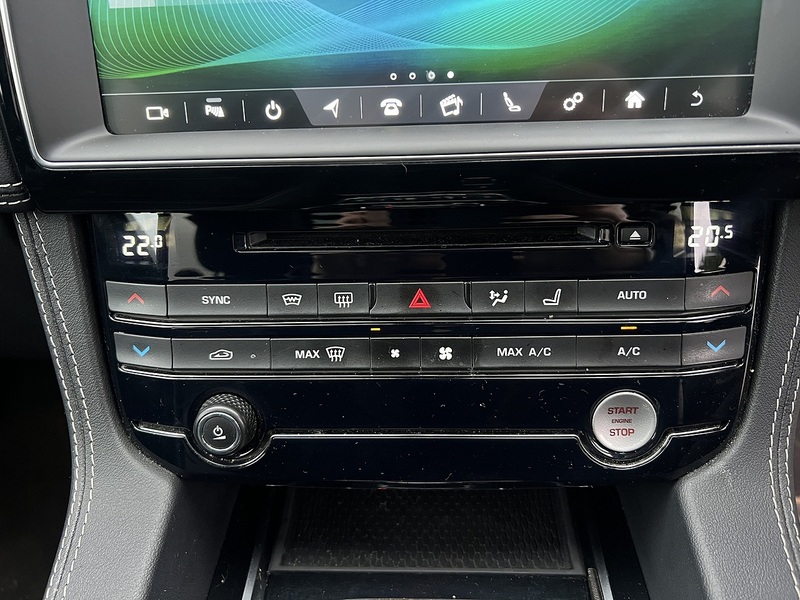 Jaguar F-PACE D180 Chequered Flag - U11870