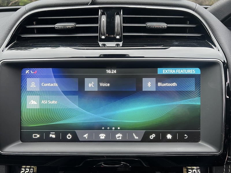 Jaguar F-PACE D180 Chequered Flag - U11870