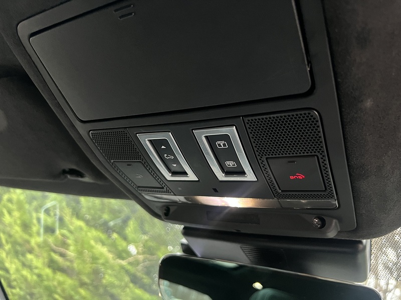 Jaguar F-PACE D180 Chequered Flag - U11870