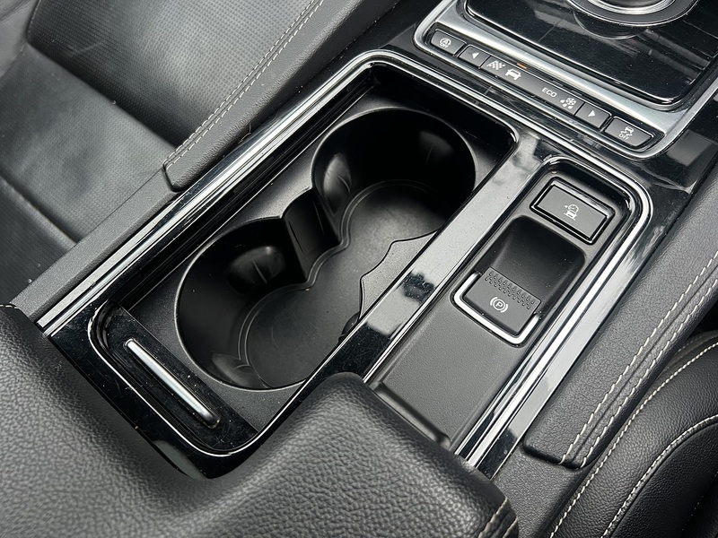 Jaguar F-PACE D180 Chequered Flag - U11870