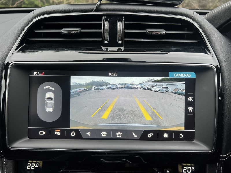 Jaguar F-PACE D180 Chequered Flag - U11870