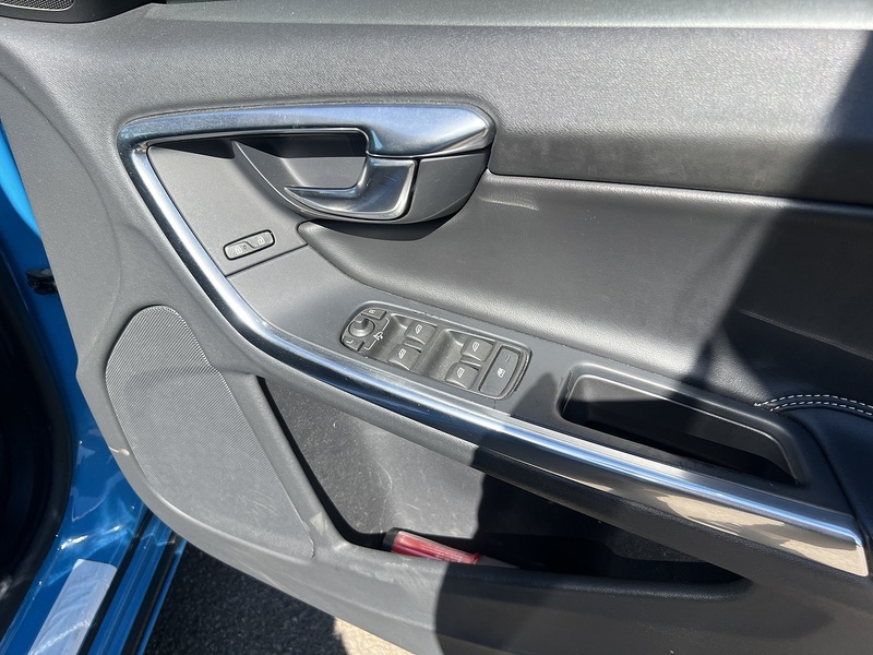 Volvo V60 T4 R-Design - U11896