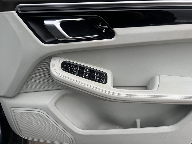 Porsche Macan T - U11911