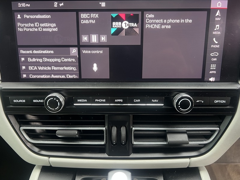 Porsche Macan T - U11911