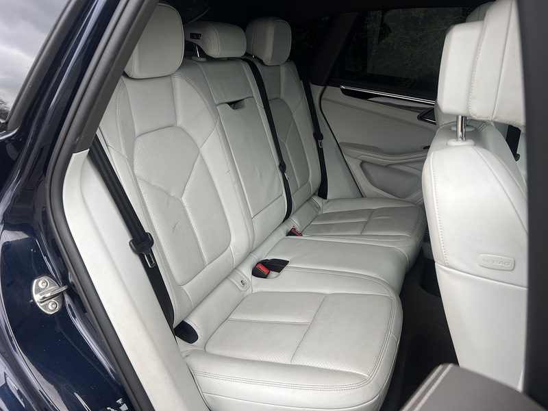 Porsche Macan T - U11911