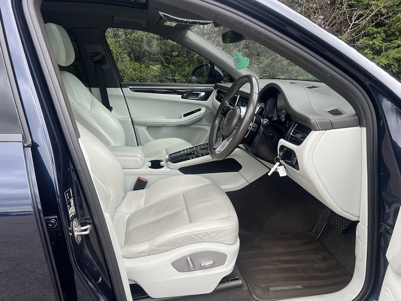 Porsche Macan T - U11911