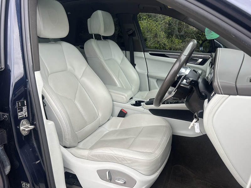 Porsche Macan T - U11911