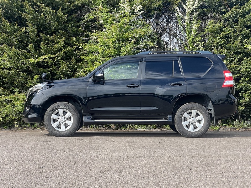 Toyota Land Cruiser Invincible - U11980