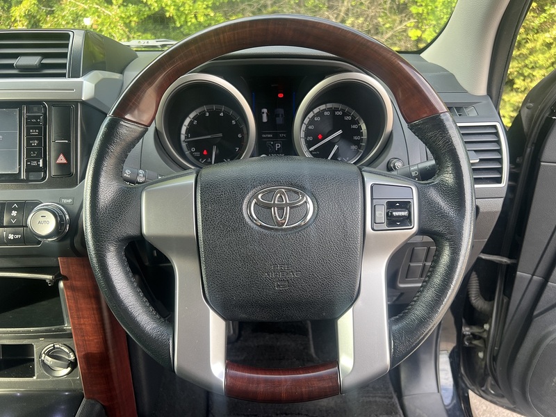 Toyota Land Cruiser Invincible - U11980