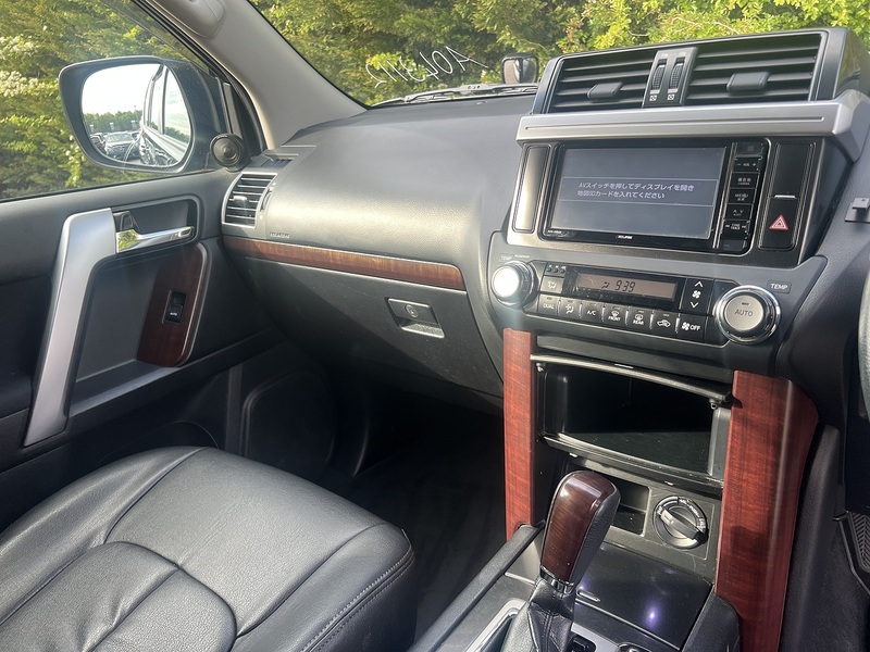 Toyota Land Cruiser Invincible - U11980