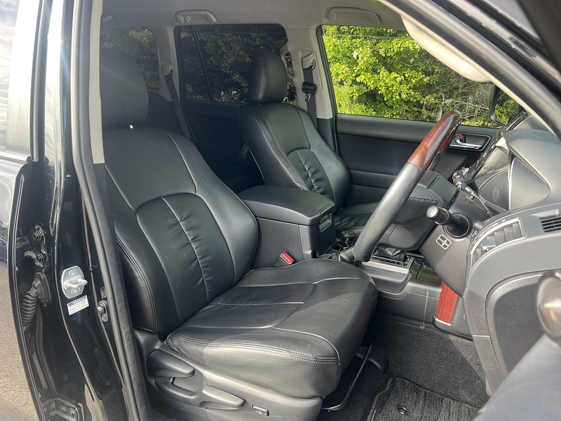Toyota Land Cruiser Invincible - U11980