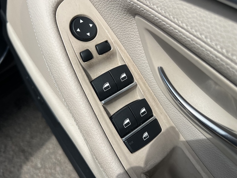 BMW 5 Series 523I Touring - U12176