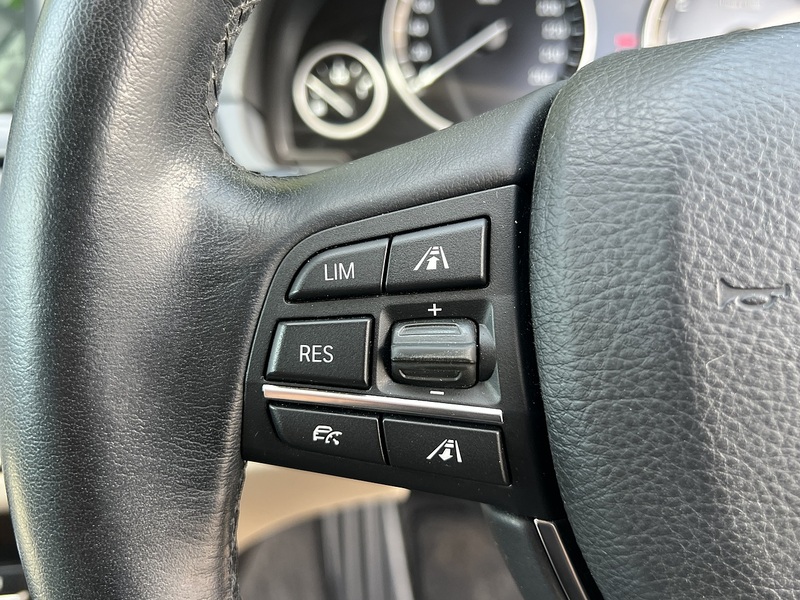 BMW 5 Series 523I Touring - U12176
