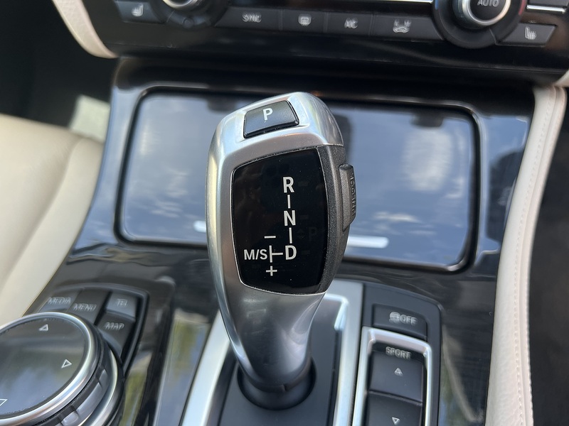 BMW 5 Series 523I Touring - U12176