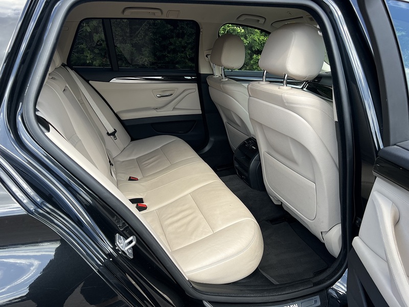 BMW 5 Series 523I Touring - U12176