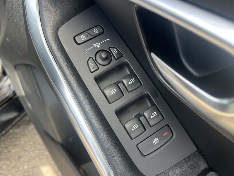Volvo V40 D4 R-Design Lux Nav - U12178