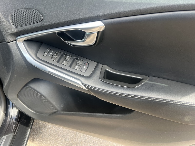 Volvo V40 D4 R-Design Lux Nav - U12178
