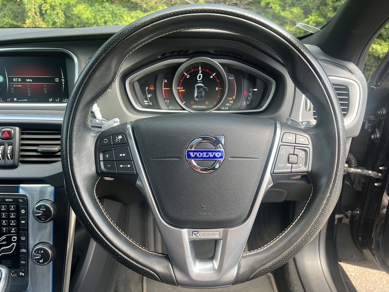 Volvo V40 D4 R-Design Lux Nav - U12178