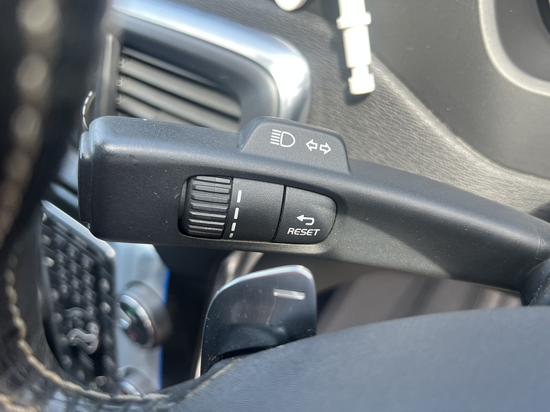 Volvo V40 D4 R-Design Lux Nav - U12178