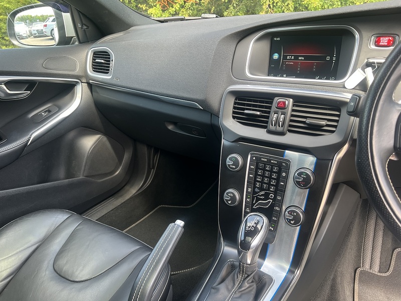 Volvo V40 D4 R-Design Lux Nav - U12178