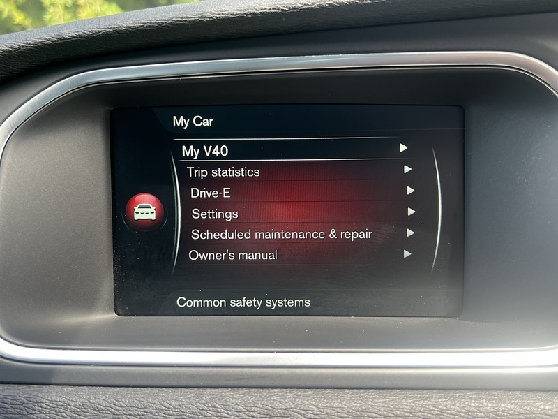 Volvo V40 D4 R-Design Lux Nav - U12178
