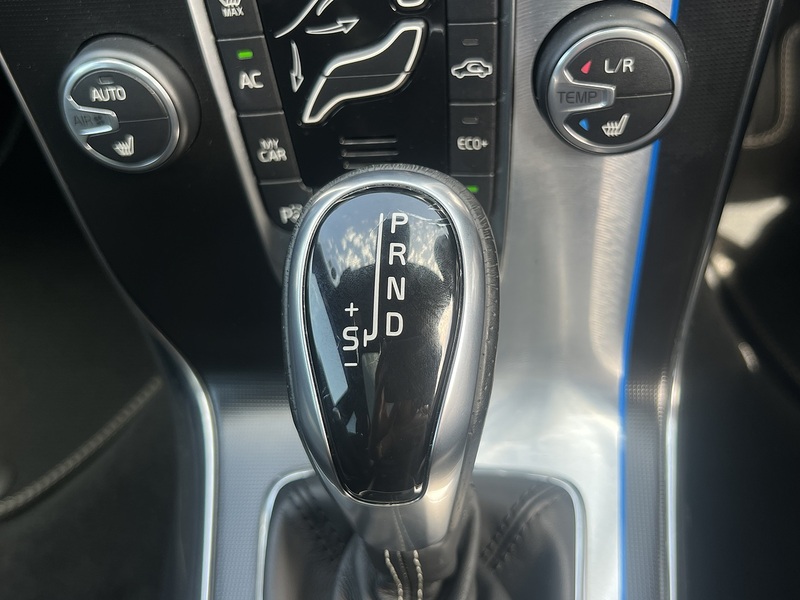 Volvo V40 D4 R-Design Lux Nav - U12178