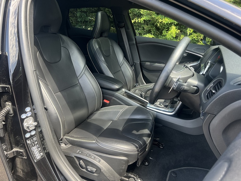 Volvo V40 D4 R-Design Lux Nav - U12178