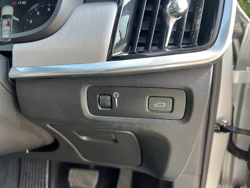 Volvo V90 T5 Momentum Pro - U12288