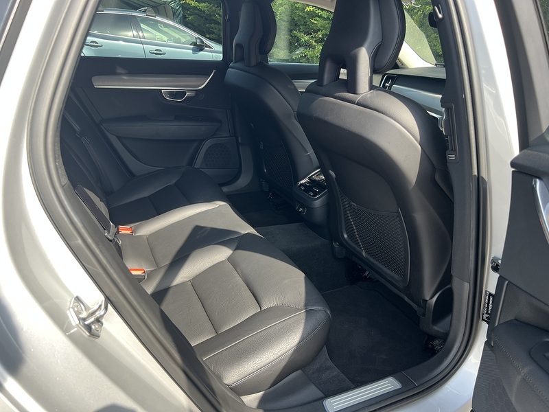 Volvo V90 T5 Momentum Pro - U12288