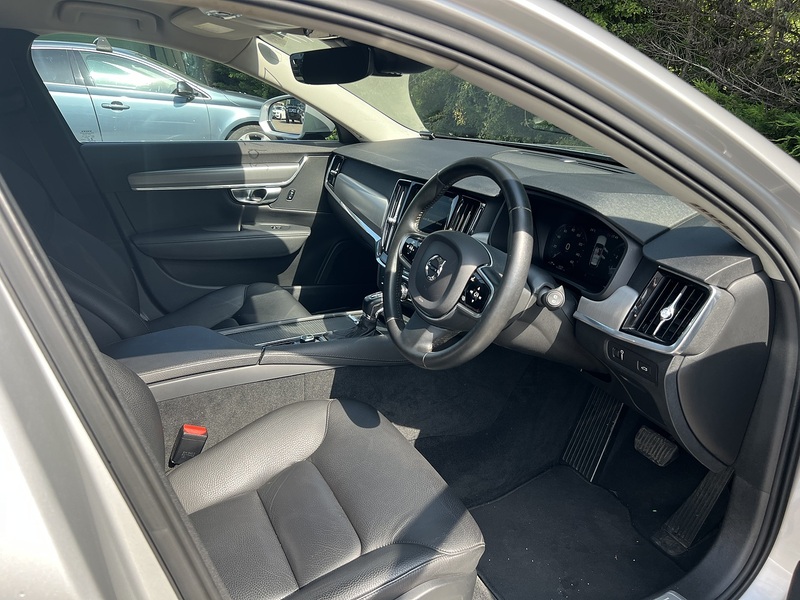 Volvo V90 T5 Momentum Pro - U12288