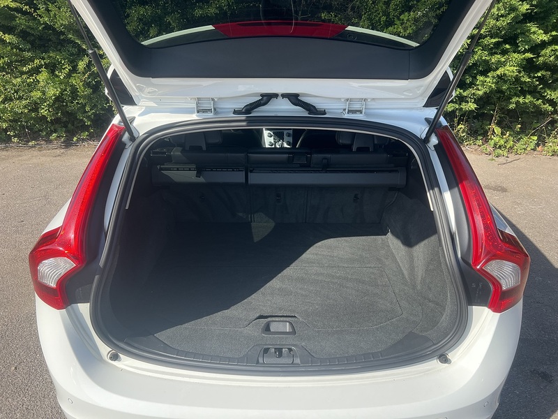 Volvo V60 T5 R-Design - U12303