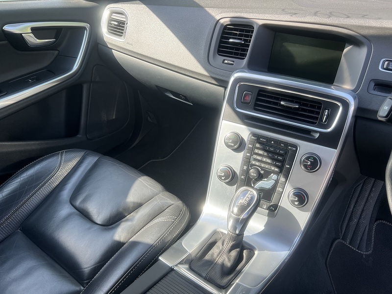 Volvo V60 T5 R-Design - U12303