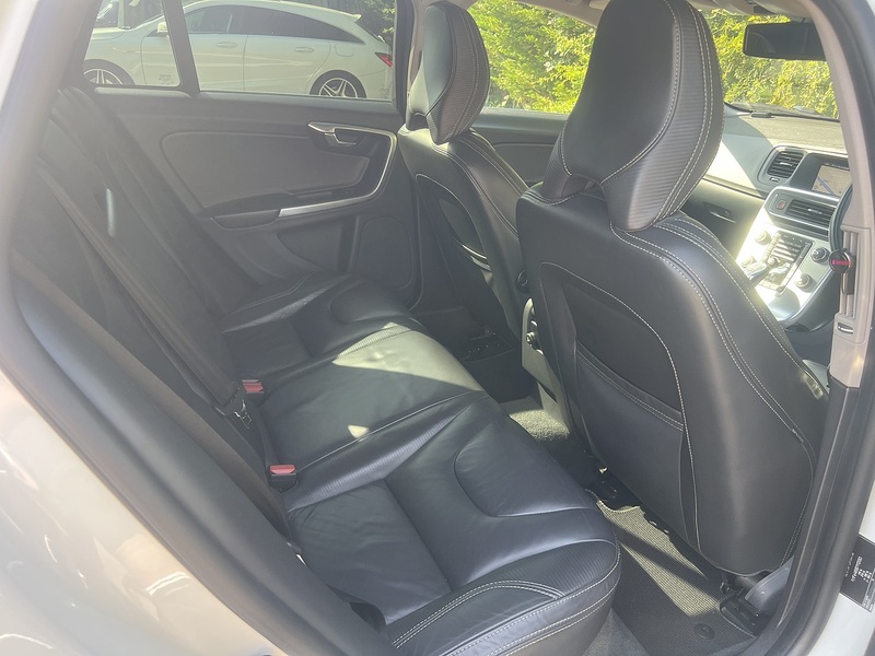 Volvo V60 T5 R-Design - U12303