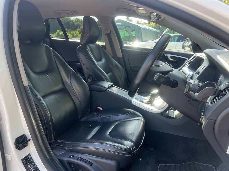 Volvo V60 T5 R-Design - U12303