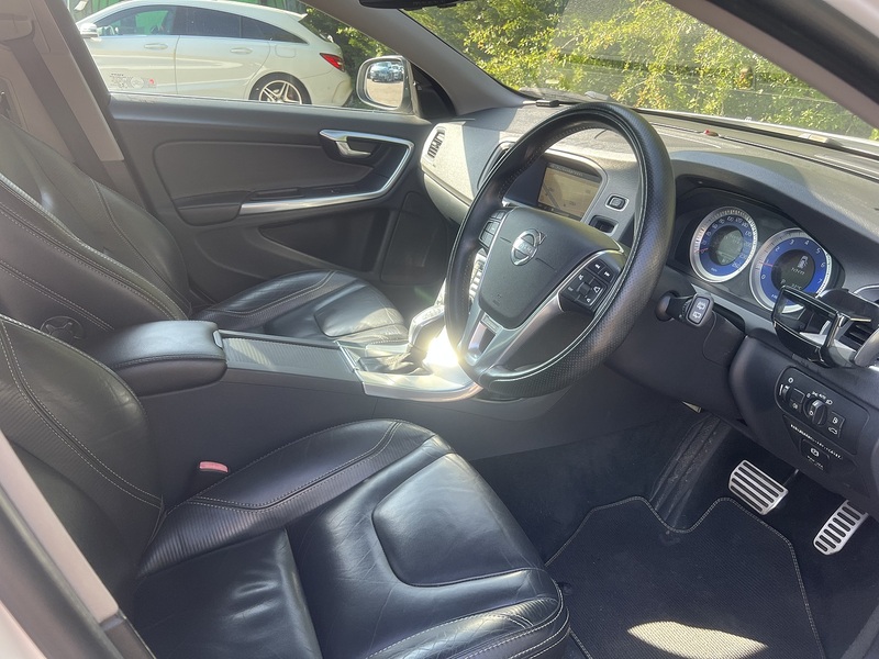 Volvo V60 T5 R-Design - U12303