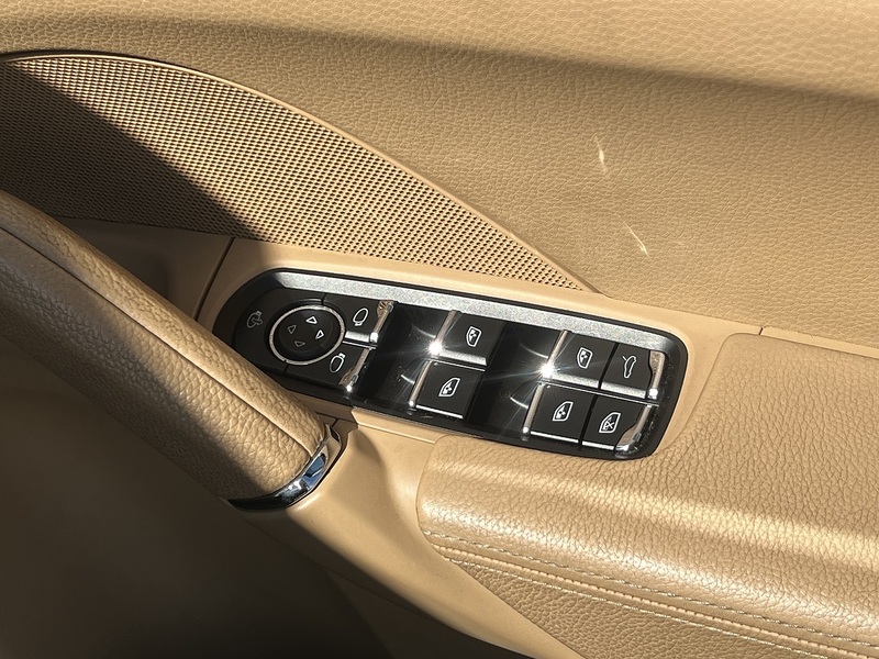 Porsche Cayenne Platinum Edition - U12327