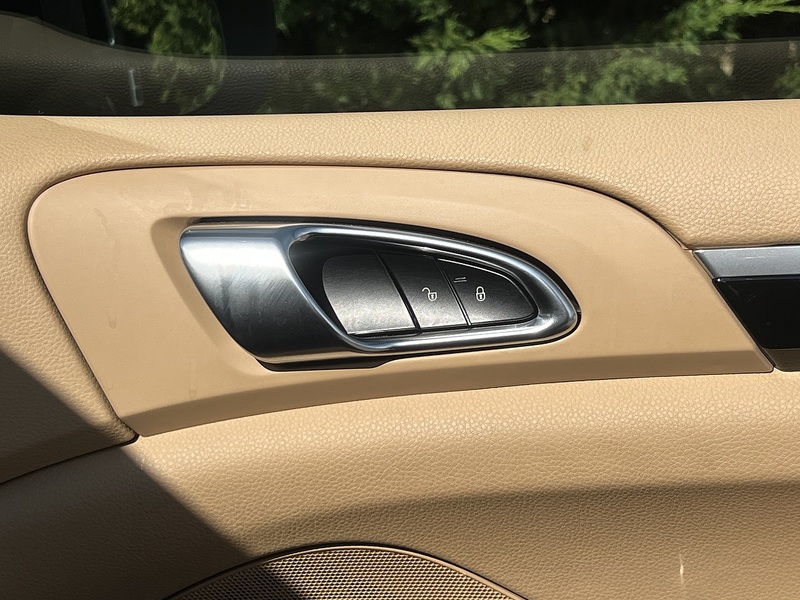 Porsche Cayenne Platinum Edition - U12327