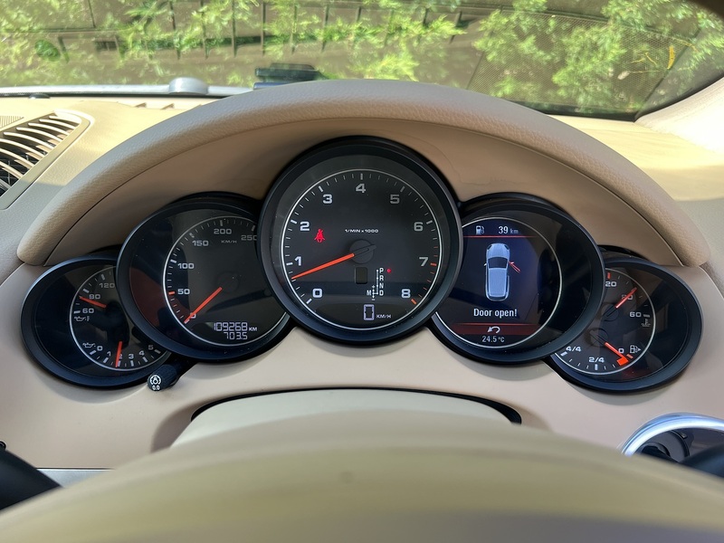 Porsche Cayenne Platinum Edition - U12327