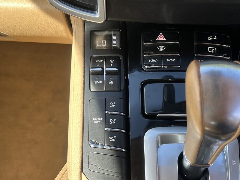 Porsche Cayenne Platinum Edition - U12327