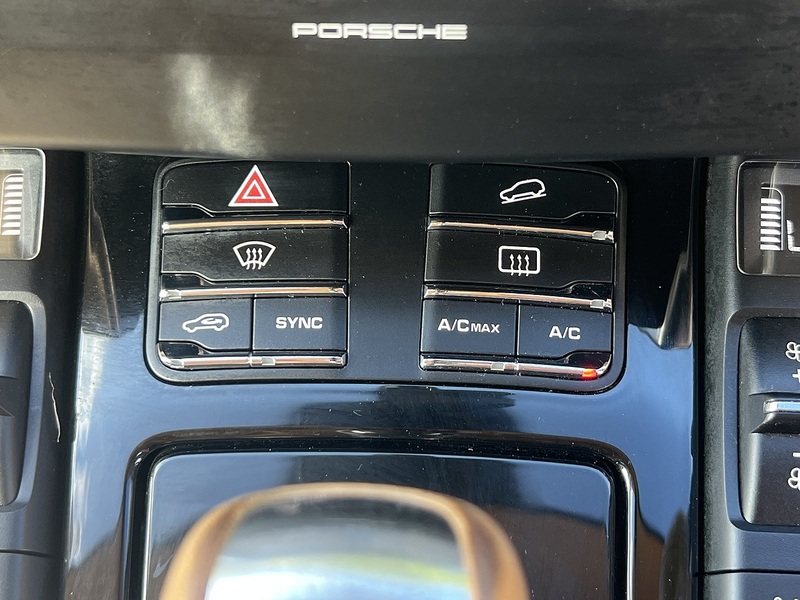 Porsche Cayenne Platinum Edition - U12327