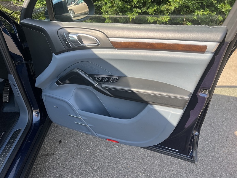 Porsche Cayenne Turbo - U12329