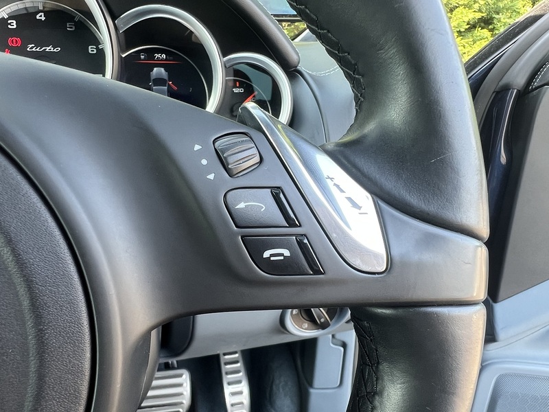 Porsche Cayenne Turbo - U12329